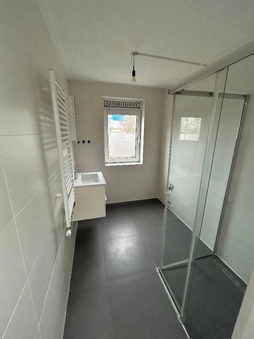 Gratis af te halen: complete badkamerinrichting