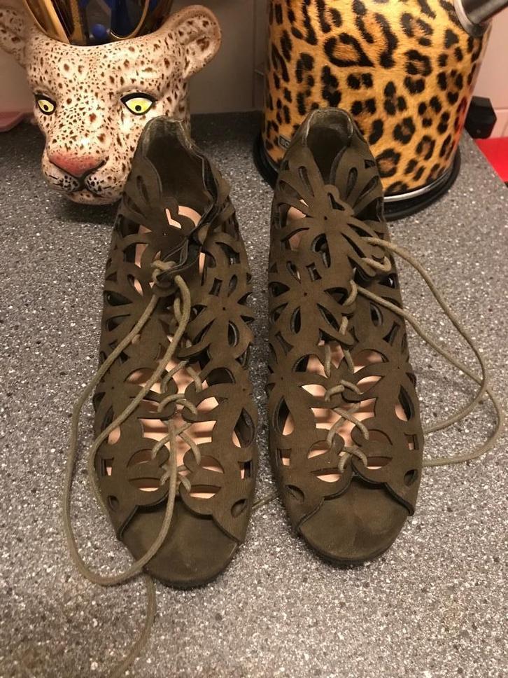 Groene/khaki kleurige sleehakken, Kleding | Dames, Schoenen, Gedragen, Schoenen met lage hakken, Groen, Ophalen of Verzenden