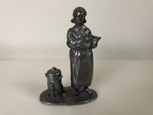 B017 Mooi uniek beeld van vrouw naast vuur 25 jaar Cogas, Verzamelen, Beelden en Beeldjes, Gebruikt, Mens, Ophalen of Verzenden