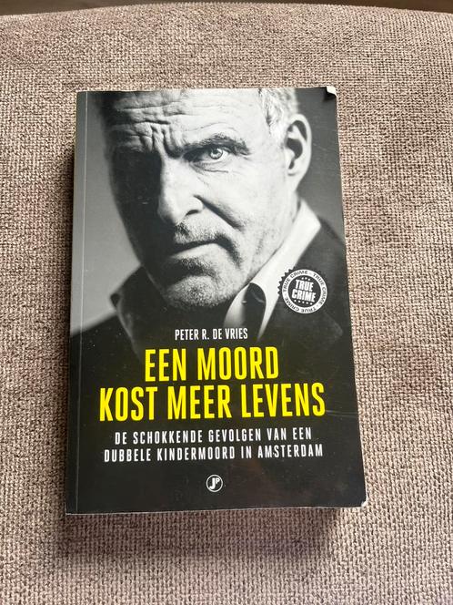 Peter R. De Vries - Een moord kost meer levens, Boeken, Detectives, Zo goed als nieuw, Ophalen of Verzenden