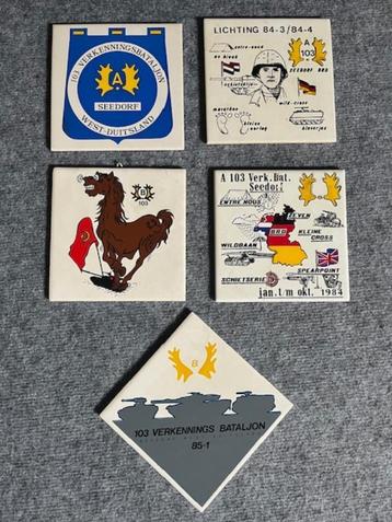 Diverse militaire tegeltjes en onderdeelsschildjes beschikbaar voor biedingen