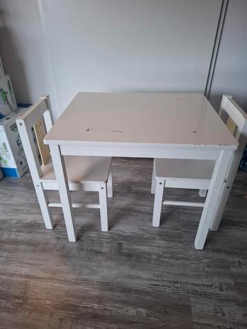 IKEA Kritter Kindertafel met 2 Stoelen beschikbaar voor biedingen