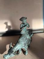 Bronzen beeldje: Mannetje op Koe - Vintage verzamelobject, Ophalen of Verzenden