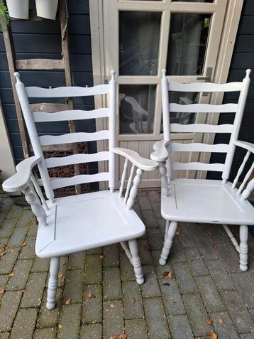 2 vintage / brocante  witte stoelen / tuinstoelen  beschikbaar voor biedingen