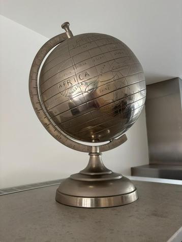 Wereldbol en koeienschilderij beschikbaar voor biedingen