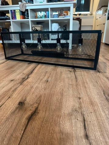 Mat zwarte metalen hanglamp beschikbaar voor biedingen