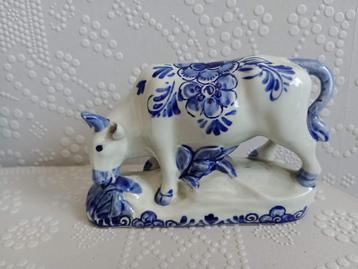 Delfstblauw grazend koetje beschikbaar voor biedingen