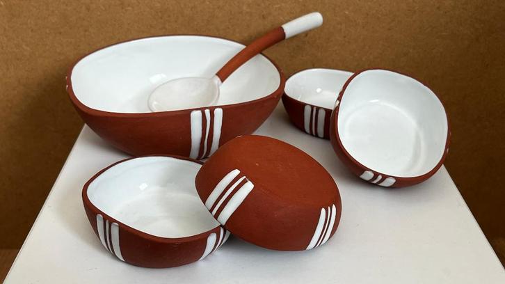 Puntgaaf '50s pindasetje 1 grote 4 kleine kommetjes + lepel, Huis en Inrichting, Keuken | Servies, Zo goed als nieuw, Schaal of Schalen