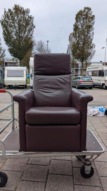 Staopstoel in rood leer beschikbaar voor biedingen