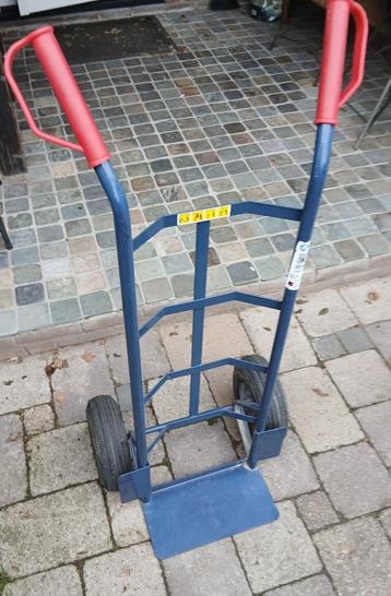 Steekwagen met luchtbanden. Tot 200 kg  beschikbaar voor biedingen