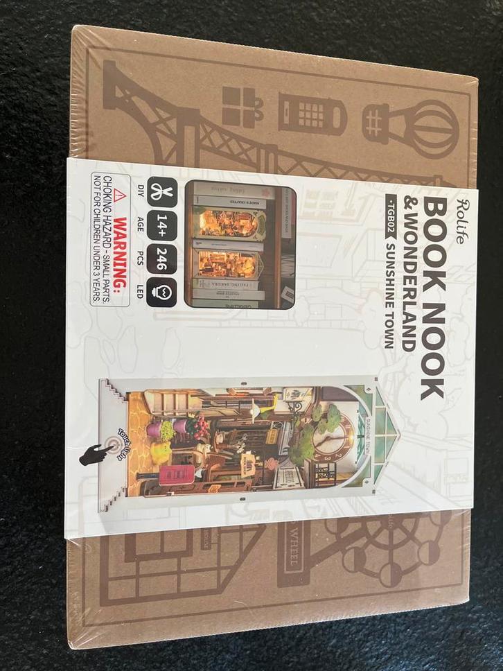 Rolife Book Nook Sunshine Town - Nieuw in doos, Hobby en Vrije tijd, Modelbouw | Auto's en Voertuigen, Nieuw, Overige typen, Groter dan 1:32