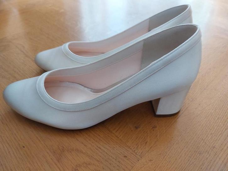 Rainbow Club Trouwschoenen Ivory Maat 39.5, Kleding | Dames, Schoenen, Zo goed als nieuw, Schoenen met lage hakken, Beige, Ophalen of Verzenden