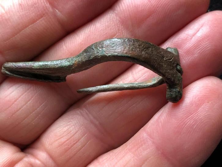 Romeins Boog FIBULA met ORIGINELE pin Bodemvondst apart., Antiek en Kunst, Antiek | Kleden en Textiel, Verzenden
