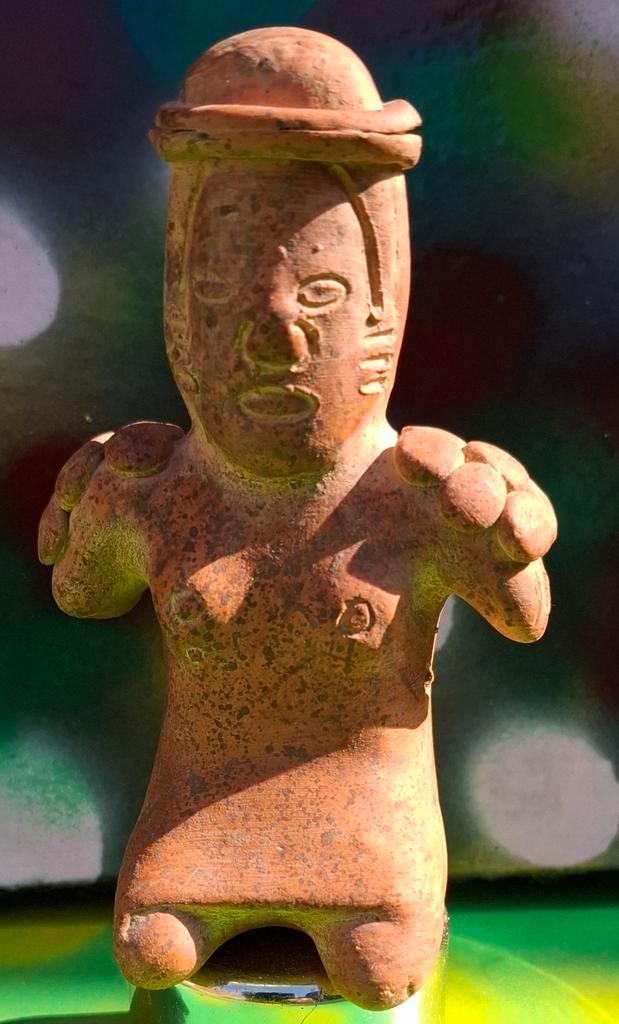 Bolivia.  Terracotta figurine.  12 cm., Antiek en Kunst, Kunst | Niet-Westerse kunst, Ophalen