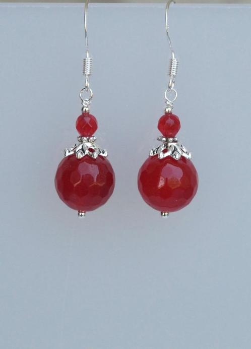Prachtige oorbellen met rode facet Jade kralen., Sieraden, Tassen en Uiterlijk, Oorbellen, Nieuw, Hangers, Zilver, Rood, Met edelsteen