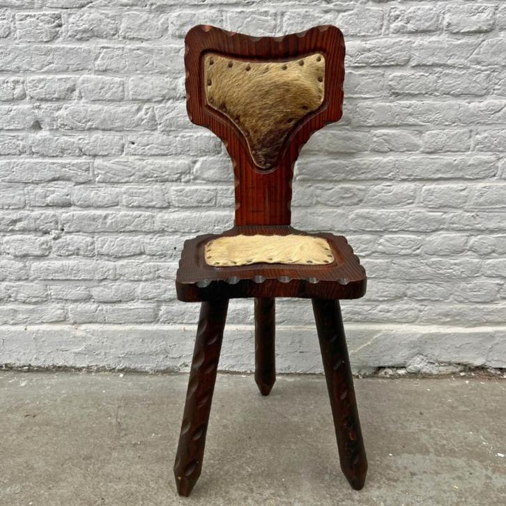 vintage Spaans krukje + rugleuning en geitenvel, brutalisme, Huis en Inrichting, Krukjes, Gebruikt, Hout, Ophalen of Verzenden
