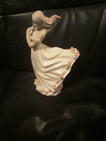 1 mooi beeld vrouw met bloemen op de rok ongeveer 20,5 cm beschikbaar voor biedingen