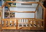 Houten peuterbed in huisjesstijl, Ophalen, Zo goed als nieuw