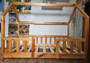 Houten peuterbed in huisjesstijl beschikbaar voor biedingen