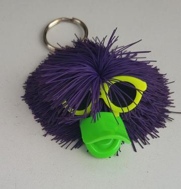 Grappige Sleutelhanger met Paarse Pompom beschikbaar voor biedingen