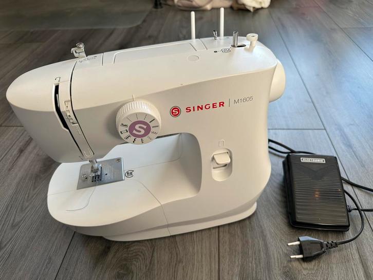 Singer M1605 naaimachine, Hobby en Vrije tijd, Naaimachines en Toebehoren, Zo goed als nieuw, Naaimachine, Singer, Ophalen