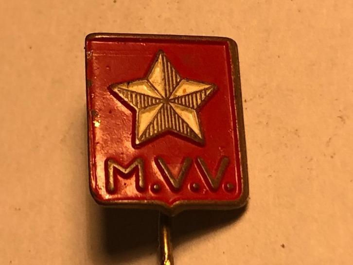 Metalen M.V.V. VOETBALCLUB Speld (Rood/Wit)., Verzamelen, Speldjes, Pins en Buttons, Zo goed als nieuw, Speldje of Pin, Sport