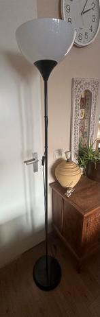 Moderne zwarte vloerlamp met witte kap, Huis en Inrichting, Lampen | Vloerlampen, Ophalen, Zo goed als nieuw, 150 tot 200 cm