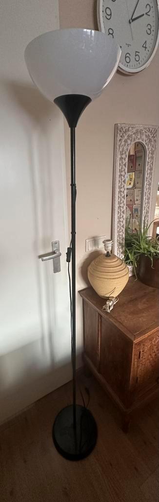 Moderne zwarte vloerlamp met witte kap beschikbaar voor biedingen
