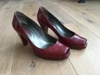 Burgundy kleurige pumps van Janet & Janet. Maat 38, Ophalen of Verzenden, Zo goed als nieuw