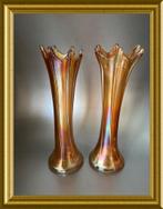 Twee mooie oranje geïriseerde vaasjes: carnival glass, Antiek en Kunst, Antiek | Glas en Kristal, Ophalen of Verzenden