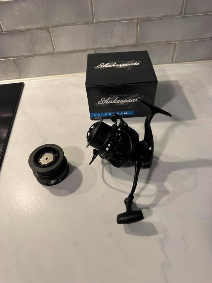 nieuwe shakespeare frx 5500 feeder molens , alu res spoel, Watersport en Boten, Hengelsport | Witvissen, Nieuw, Molen, Ophalen of Verzenden