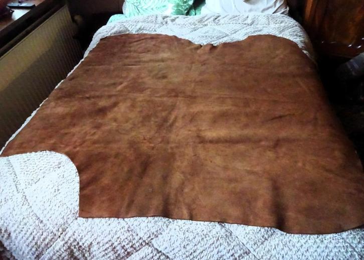 Grote dikke bruine lap suède / leer +/- 85 x 125, Hobby en Vrije tijd, Stoffen en Lappen, Gebruikt, Leer of Kunstleer, 30 tot 120 cm