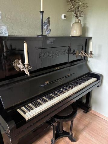 Zwartgelakte Röhmhildt-Weimar piano beschikbaar voor biedingen