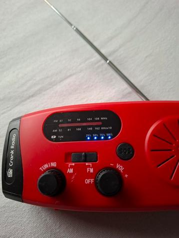 Noodradio met Zaklamp, Alarm & Powerbank beschikbaar voor biedingen