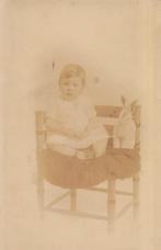 Foto Prentbriefkaart. baby met speelgoed konijn, Ophalen of Verzenden, Voor 1940, Gebruikt, Foto