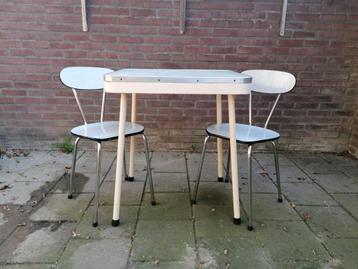Formica tafel met 2 stoelen beschikbaar voor biedingen