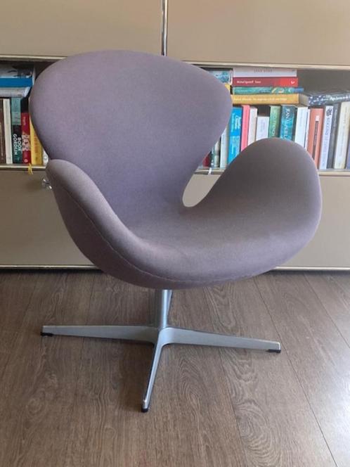Fritz Hansen Arne Jacobsen Swan Chair, Huis en Inrichting, Fauteuils, Gebruikt, Metaal, Stof, 50 tot 75 cm, Minder dan 75 cm, Ophalen of Verzenden