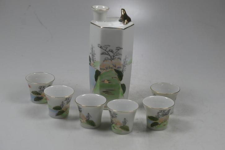 Prachtige porseleinen set van sake kruik met kommetjes., Antiek en Kunst, Kunst | Niet-Westerse kunst, Ophalen of Verzenden