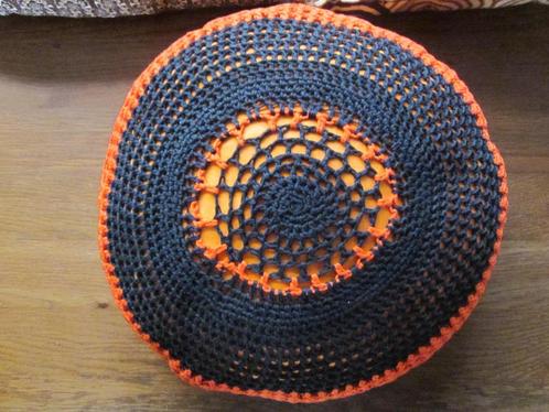gehaakt retro kussen rond oranje/zwart, Verzamelen, Retro, Huis en Inrichting, Ophalen of Verzenden