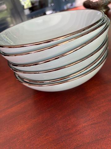 6 nieuwe kommen, diameter ca 20 cm. Merk Azur ceramics beschikbaar voor biedingen