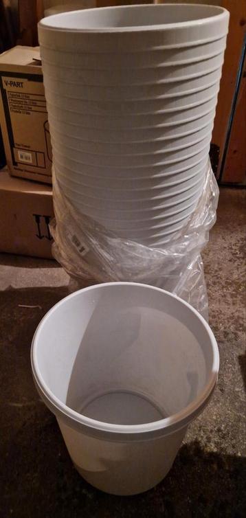 Afval/papier bakken.  beschikbaar voor biedingen