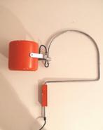 Omschrijving: Anvia jaren 60 oranje metalen elbow wandlamp, Huis en Inrichting, Lampen | Wandlampen, Gebruikt, Ophalen of Verzenden