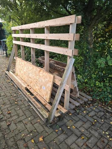 Transportbok en pallets beschikbaar voor biedingen