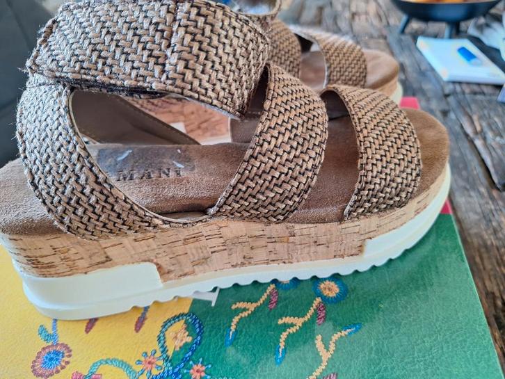 Lazamani leren sandalen mt 36, Kleding | Dames, Schoenen, Zo goed als nieuw, Sandalen of Muiltjes, Beige, Ophalen of Verzenden