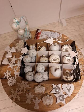 Kerstballen decoratie hangers wit diversen glas, hout, ijzer beschikbaar voor biedingen