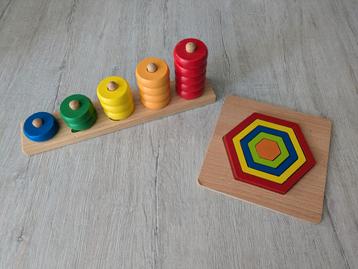 Stapelspel met houten vormenpuzzel beschikbaar voor biedingen