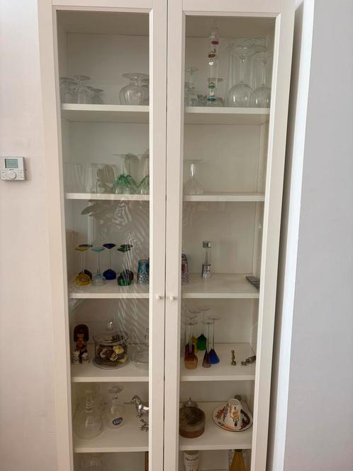 Witte Vitrinekast met Glazen Deuren zo snel mogelijk ophalen, Huis en Inrichting, Kasten | Vitrinekasten, Zo goed als nieuw, 200 cm of meer