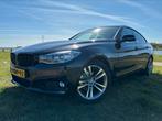 BMW 320GT EXECUTIVE/AUT8/HUD/360/M-SPORT/TREKHAAK/DODEHOEK, 74 €/maand, 4 cilinders, 1535 kg, Zwart