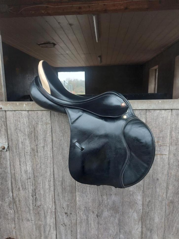 Springzadel Prestige 17 inch, Dieren en Toebehoren, Paarden en Pony's | Zadels, Gebruikt, Springen, Ophalen of Verzenden