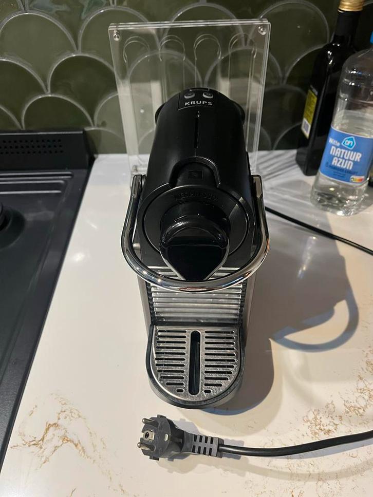 Krups Nespresso apparaat met cup houder, Witgoed en Apparatuur, Koffiezetapparaten, Gebruikt, Koffiepads en cups, Espresso apparaat